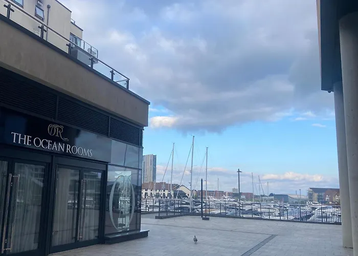 2 Bedroom Near Ocean Village Marina Port Apartment